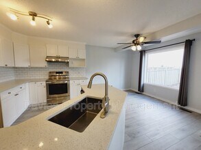 3550 McLean Crescent SW in Edmonton, AB - Building Photo - Building Photo