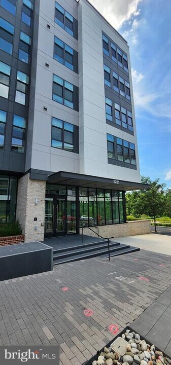 1761 Old Meadow Rd in Tysons, VA - Building Photo