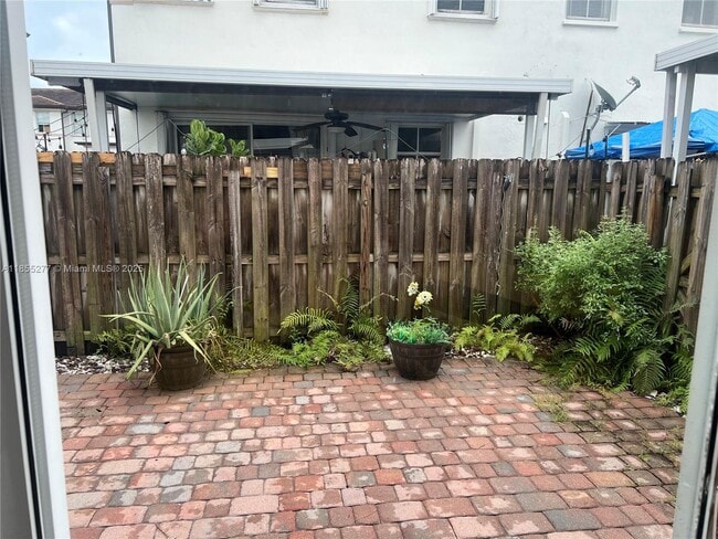 8043 W 36th Ave in Hialeah, FL - Building Photo - Building Photo