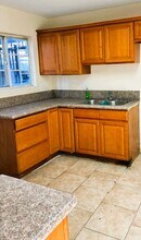 12331 Alpine Ave, Unit B in Lynwood, CA - Foto de edificio - Building Photo