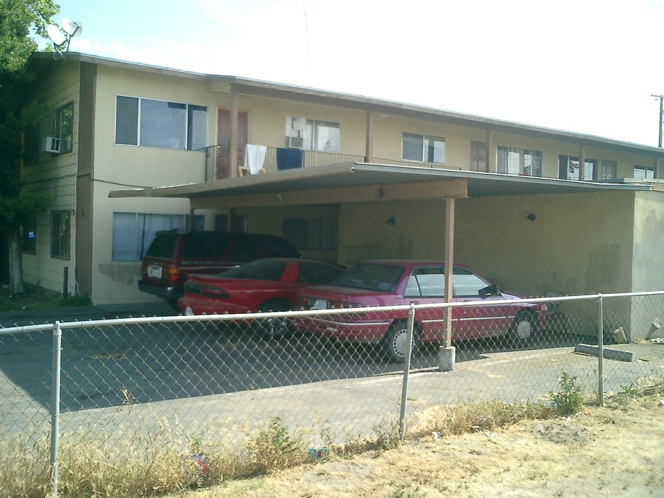 38 N F St in Porterville, CA - Building Photo