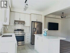 112 Skinner Rd in Hamilton, ON - Building Photo - Building Photo