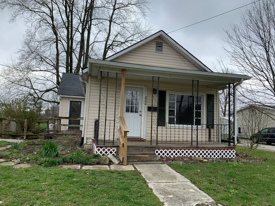 800 S Wiley St in Crestline, OH - Building Photo