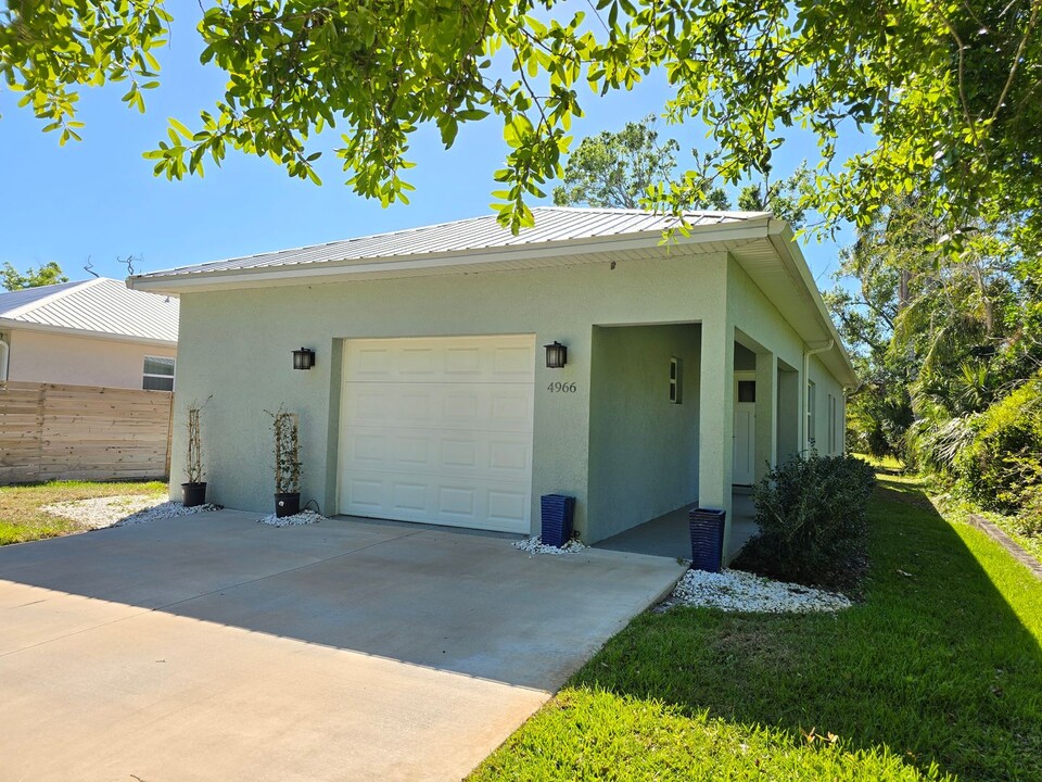 4966 Andrew Ave in Sarasota, FL - Building Photo