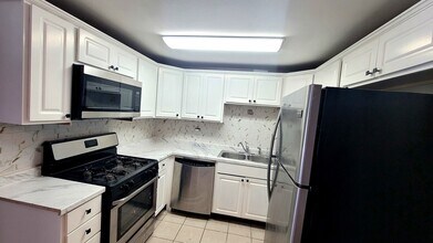 1304 Yarmouth Ct in Schaumburg, IL - Foto de edificio - Building Photo