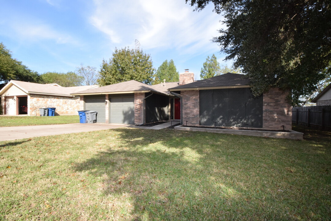 1218 Doonesbury Dr in Austin, TX - Building Photo