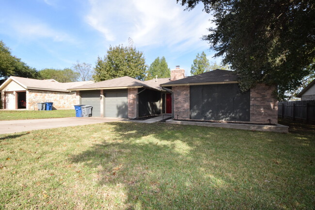 1218 Doonesbury Dr