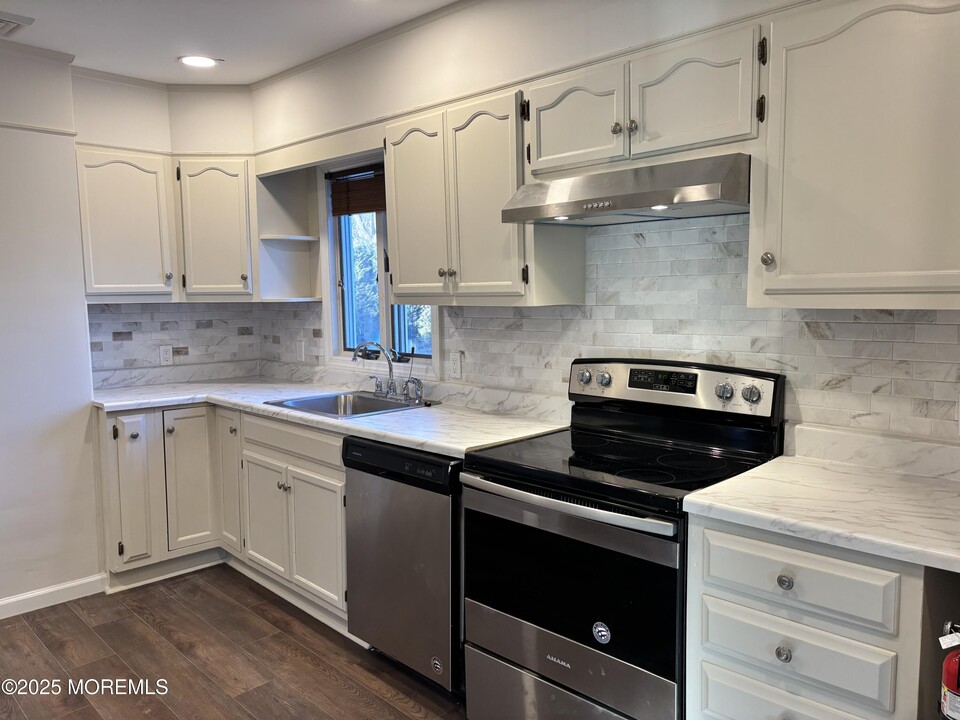 101 Navesink Ave-Unit -Floor 2 in Atlantic Highlands, NJ - Building Photo