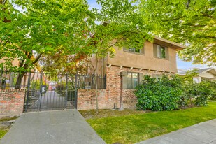 1624 T St in Sacramento, CA - Building Photo