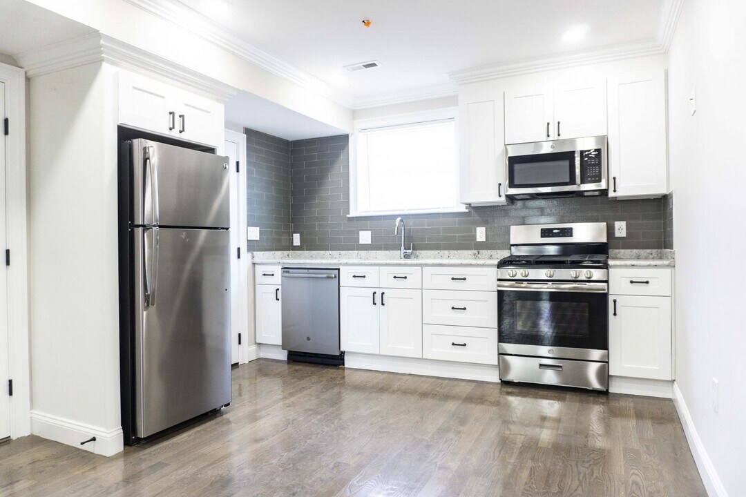 33 Merriam St, Unit 2 in Somerville, MA - Building Photo