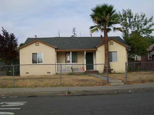 731 Calvados Ave in Sacramento, CA - Foto de edificio - Building Photo