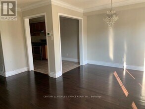 525 Novo Star Dr in Mississauga, ON - Building Photo - Building Photo