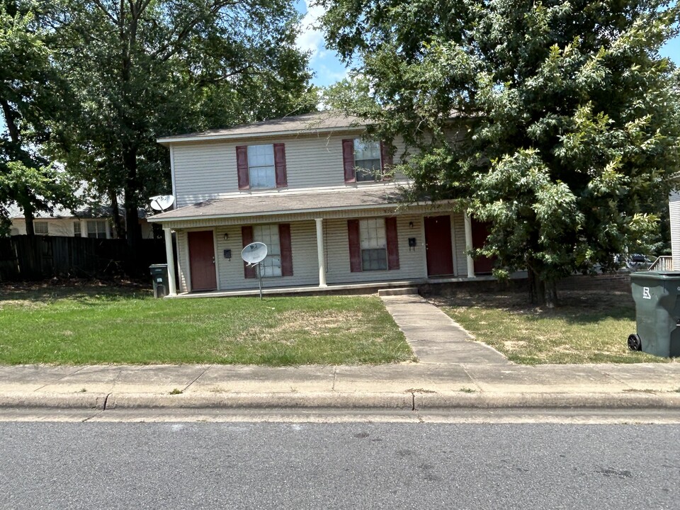 8700 White Rock Ln in Little Rock, AR - Building Photo