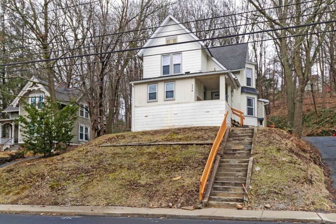 224 Crown St in Meriden, CT - Building Photo