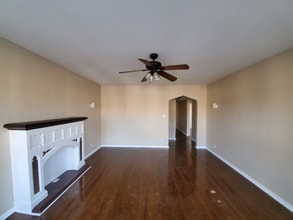 7700 S Essex Ave in Chicago, IL - Foto de edificio - Building Photo