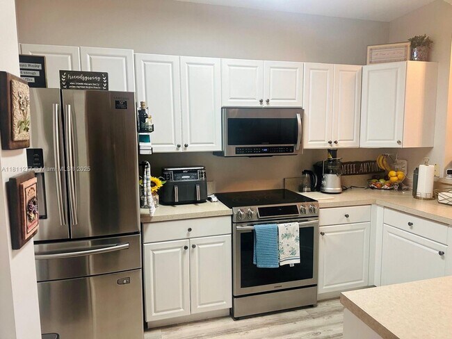 4508 SW 160th Ave in Miramar, FL - Foto de edificio - Building Photo