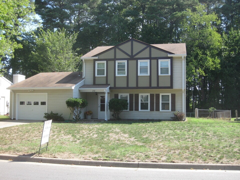 33 Newgate Village Rd in Hampton, VA - Foto de edificio