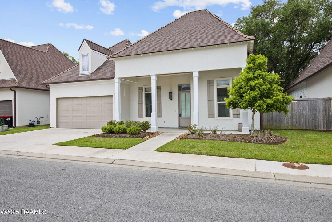 102 Drifting Sands Ln in Lafayette, LA - Building Photo