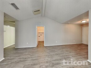 720 Charles City Dr in Arlington, TX - Foto de edificio - Building Photo