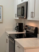 1527 N J St, Unit 4 in Lake Worth Beach, FL - Foto de edificio - Building Photo
