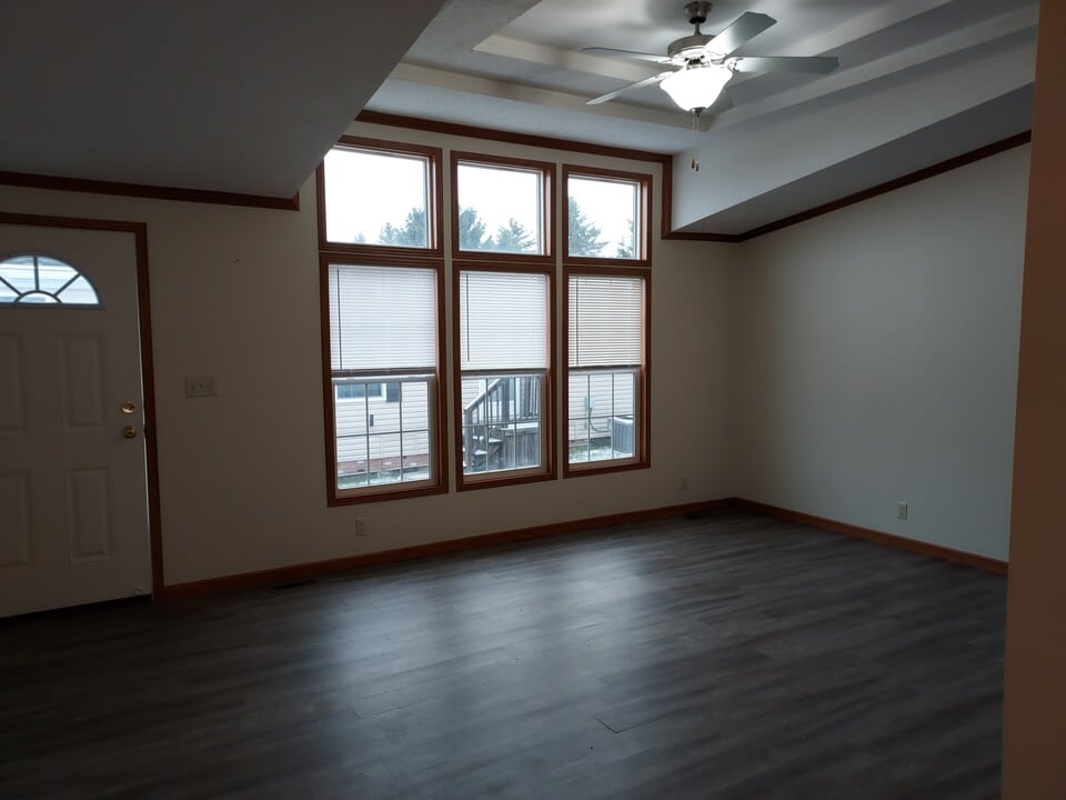 9750 Kenyon Ave in Fenton, MI - Building Photo