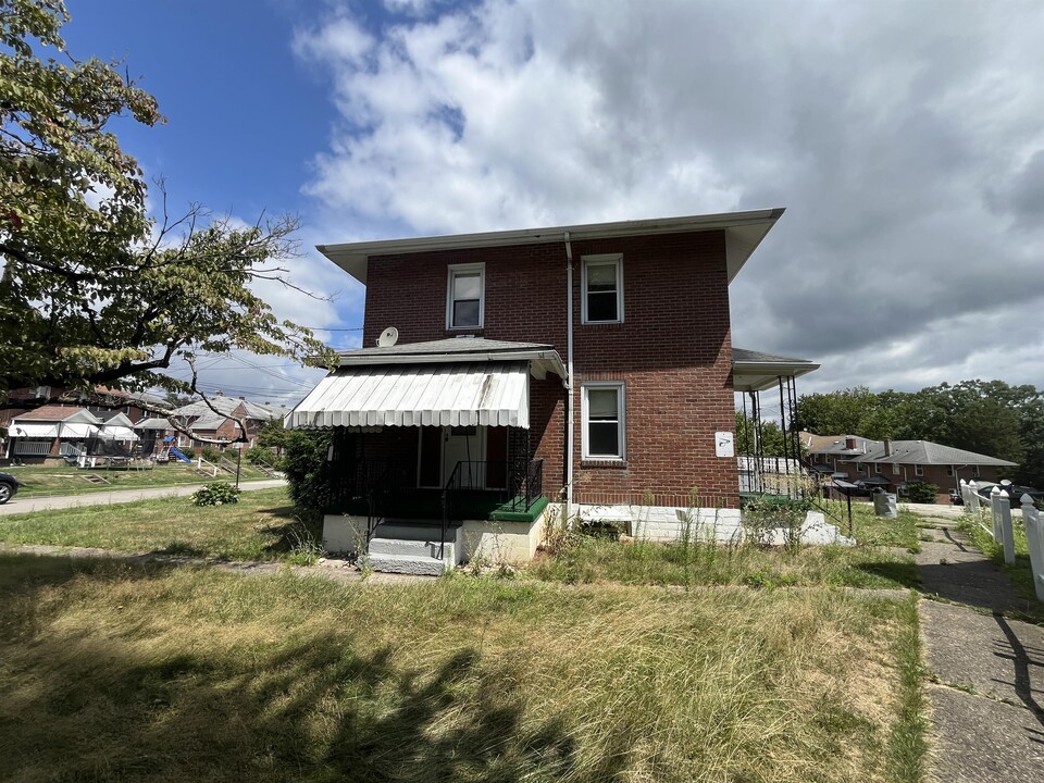 1010 Pennsylvania Ave in Clairton, PA - Building Photo