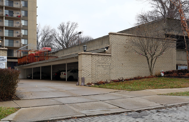 Seville Apartments in Akron, OH - Foto de edificio - Building Photo