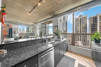 125 E 13th St in Chicago, IL - Building Photo - Building Photo