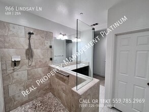 966 Lindsay Ln in Clovis, CA - Building Photo - Building Photo