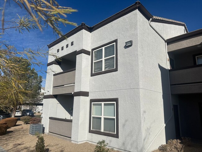 7255 W Sunset Rd in Las Vegas, NV - Building Photo - Building Photo