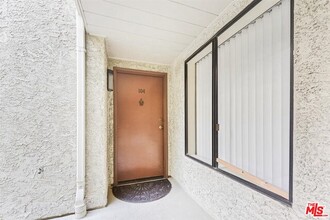1900 Vine St-Unit -104 in Los Angeles, CA - Building Photo - Building Photo