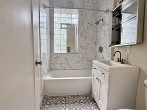 2300 N Springfield Ave, Unit 2 in Chicago, IL - Building Photo - Building Photo