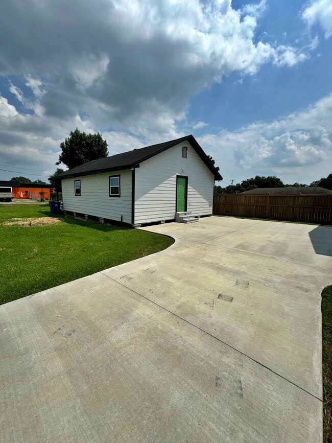 100 7th Ave in Nederland, TX - Foto de edificio - Building Photo