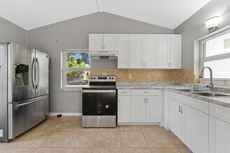 6124 SW 38th St in Miramar, FL - Building Photo - Building Photo