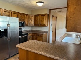 1911 E Gretna St in Springfield, MO - Building Photo