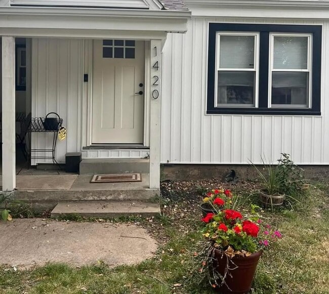 property at 1420 S Pickwick Ave