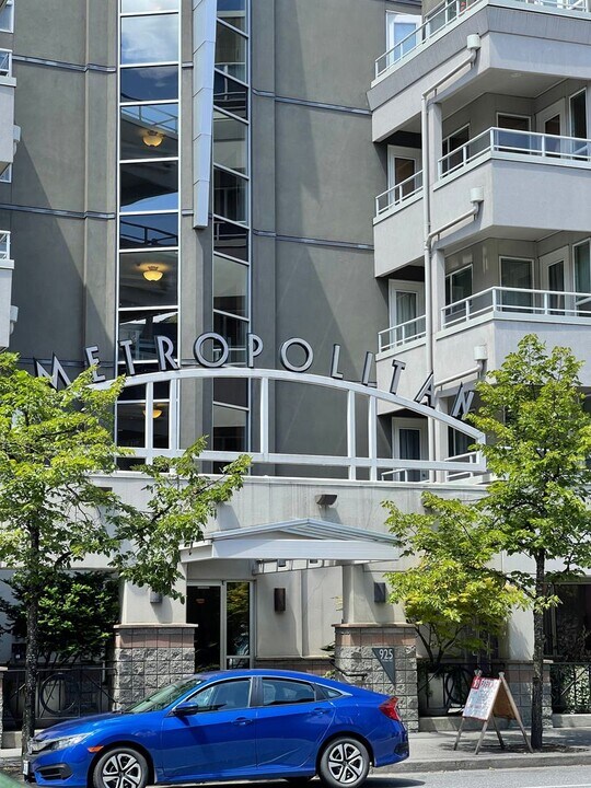 925 110th Ave NE in Bellevue, WA - Building Photo