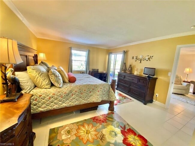 145 Cypress Way E in Naples, FL - Foto de edificio - Building Photo
