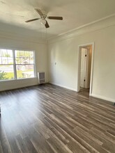 2329 Crenshaw Blvd, Unit 207 in Los Angeles, CA - Foto de edificio - Building Photo