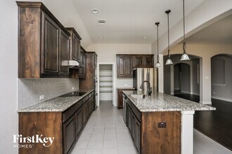317 Strait Ln in Waxahachie, TX - Foto de edificio - Building Photo