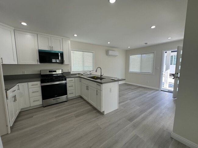 8153 San Juan Ave in South Gate, CA - Building Photo - Building Photo