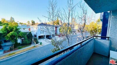 10982 Roebling Ave, Unit 406 in Los Angeles, CA - Foto de edificio - Building Photo
