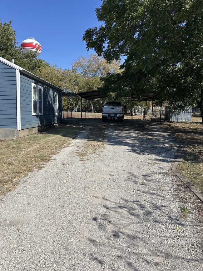 924 N Elm St in Muenster, TX - Building Photo - Building Photo