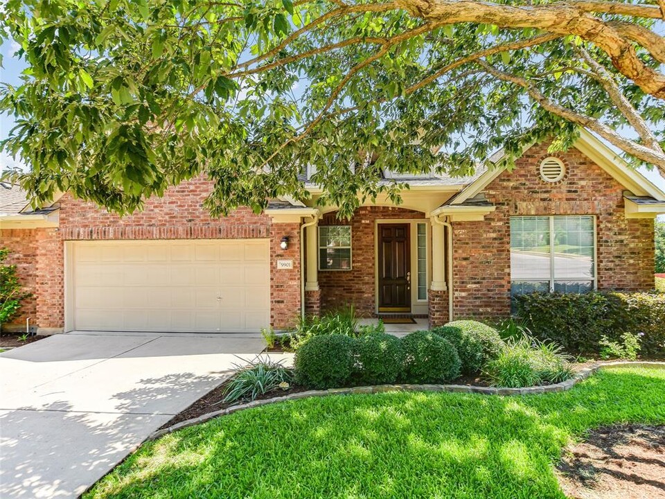 9901 Bundoran Dr in Austin, TX - Building Photo