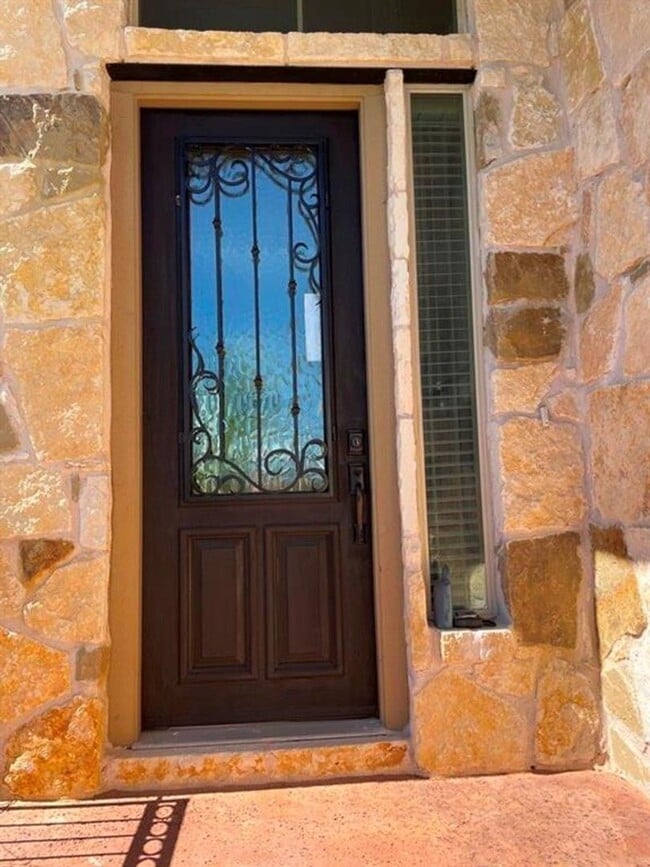 400 Hummingbird Ln in Austin, TX - Building Photo - Building Photo