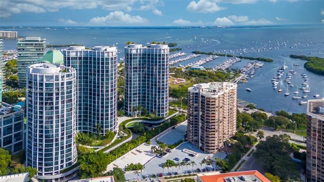 2831 S Bayshore Dr, Unit 1603 in Miami, FL - Foto de edificio