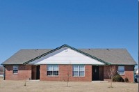 Country Club Villa Apartments in Pryor, OK - Foto de edificio - Building Photo