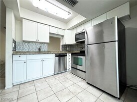 4619 SE 5th Pl in Cape Coral, FL - Building Photo