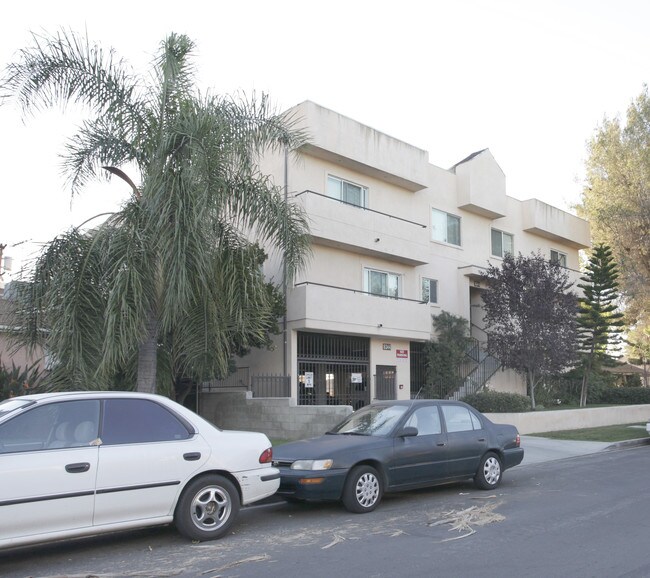 6344 Denny Ave in North Hollywood, CA - Foto de edificio - Building Photo