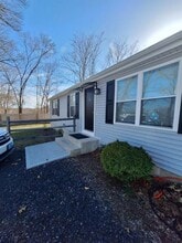 8 Deluca St in Johnston, RI - Foto de edificio - Building Photo